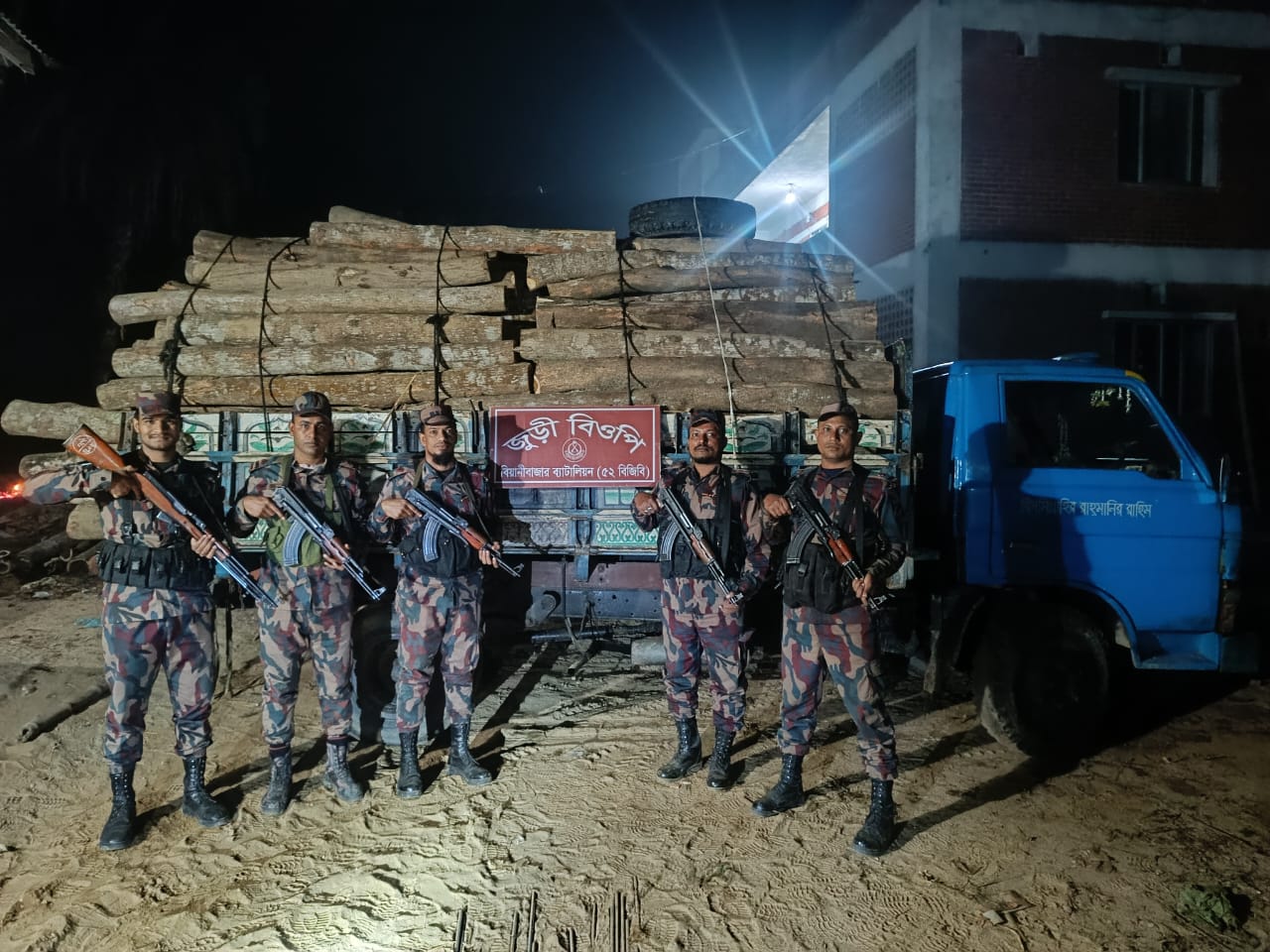 জুড়ীতে বিজিবি’র বিশেষ অভিযানে অবৈধ কাঠ ও ট্রাকসহ আটক