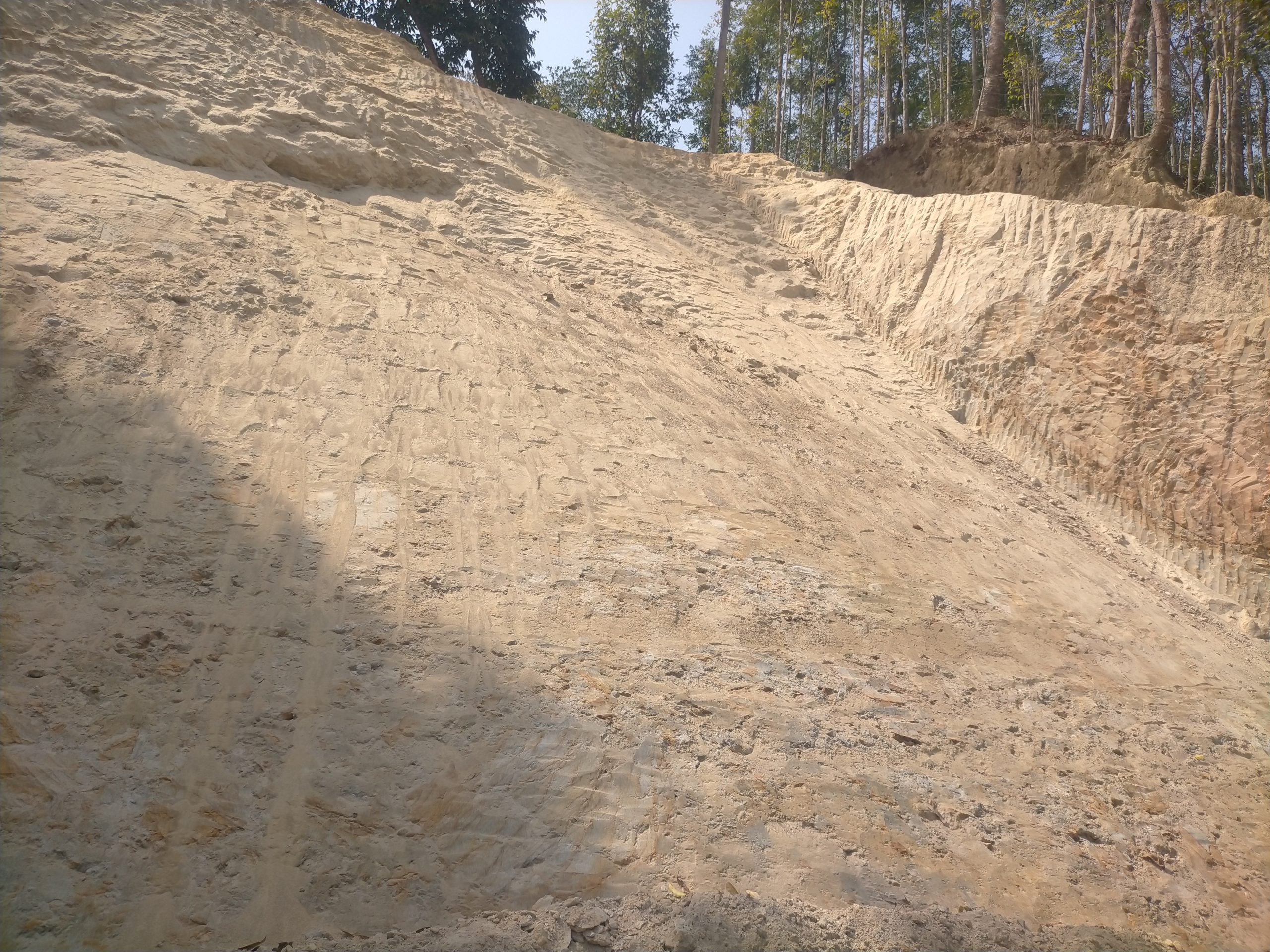 জুড়ীতে প্রশাসনকে বৃদ্ধাঙ্গুলি দেখিয়ে অবাধে কাটছে টিলার লালমাটি