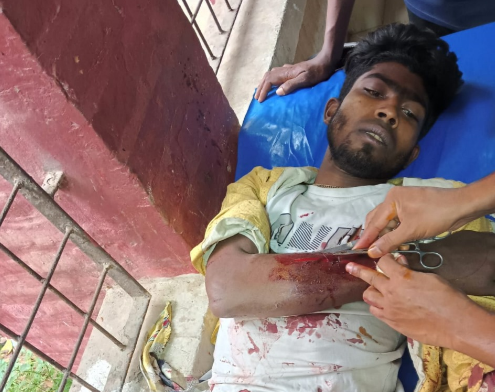 পুঠিয়ায় পথচারীকে কুপিয়ে জখম করে ছিনতাই