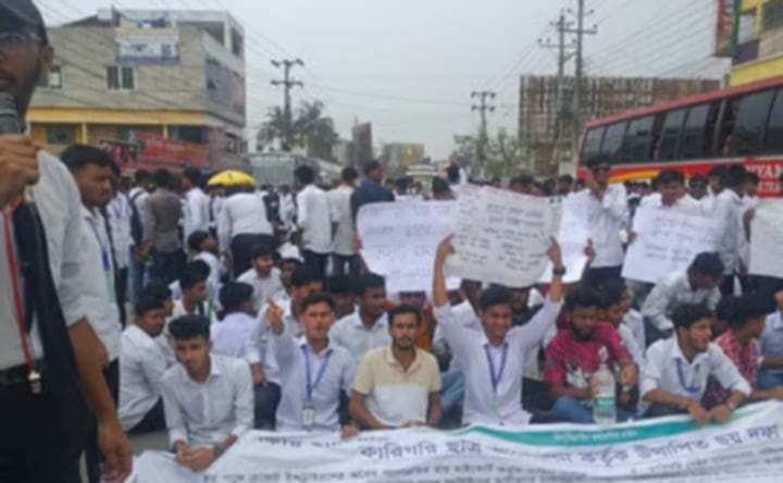 নওগাঁর সদরে বৈশাখী মেলায় জুয়ার আসর থেকে মদ্যপ অবস্থায় ৪ জন আটক