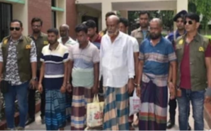 নওগাঁয় সংঘবদ্ধ ডাকাত চক্রের ৮ সদস্য গ্রেপ্তার লুন্ঠিত মালামাল উদ্ধার