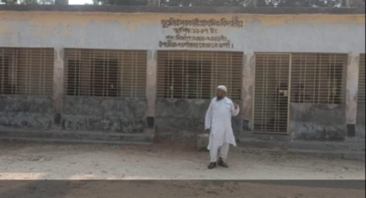 নওগাঁয় তিন গ্রামের একটি সরকারি স্কুল,নেই কোন চলাচলের রাস্তা