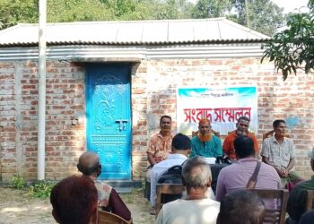 নওগাঁর মহাদেবপুরে নিজ বাড়িতে হামলার অভিযোগে সংবাদ সম্মেলন 