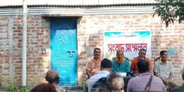 নওগাঁর মহাদেবপুরে নিজ বাড়িতে হামলার অভিযোগে সংবাদ সম্মেলন 