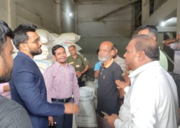 চারঘাটে দুটি ডাল মিলে ভ্রাম্যমান আদালত ২ লক্ষ টাকা জরিমানা ও ৪৭২ বস্তা ডাল জব্দ করেছে