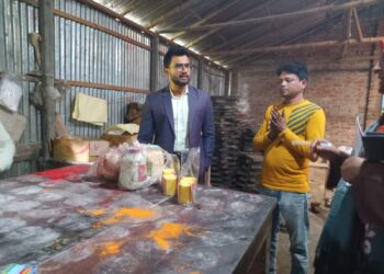 চারঘাটে ভ্রাম্যমান আদালতে রিফাত বেকারি ও মুদি দোকানে নগদ ২০ হাজার টাকা জরিমানা করেছে