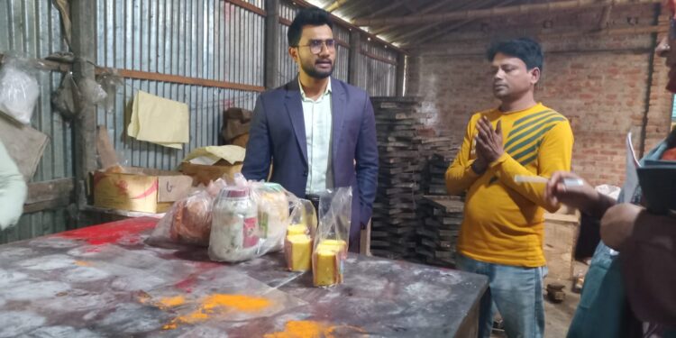 চারঘাটে ভ্রাম্যমান আদালতে রিফাত বেকারি ও মুদি দোকানে নগদ ২০ হাজার টাকা জরিমানা করেছে