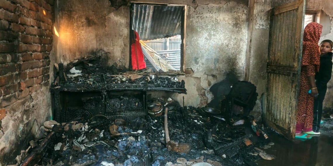 চারঘাটে ভয়াবহ অগ্নিকান্ডে পুড়ে গেছে ১৩টি ঘর, ক্ষয়ক্ষতি কয়েক লক্ষাধিক টাকা