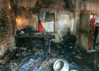 চারঘাটে ভয়াবহ অগ্নিকান্ডে পুড়ে গেছে ১৩টি ঘর, ক্ষয়ক্ষতি কয়েক লক্ষাধিক টাকা