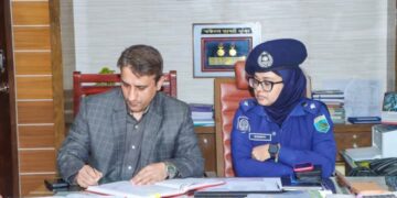 রাজশাহীর নবযোগদানকৃত পুলিশ সুপারের নিকট বিদায়ী পুলিশ সুপার দায়িত্ব হস্তান্তর করেছেন