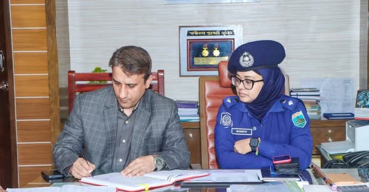 রাজশাহীর নবযোগদানকৃত পুলিশ সুপারের নিকট বিদায়ী পুলিশ সুপার দায়িত্ব হস্তান্তর করেছেন