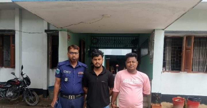 নওগাঁর মহাদেবপুরে প্রেমের বিরোধে তরুণকে কুপিয়ে আহত, গ্রেফতার ২