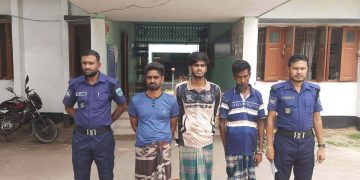 মহাদেবপুরে পুলিশের অভিযান: ১০ লিটার চোলাই মদসহ মাদক ব্যবসায়ী গ্রেপ্তার