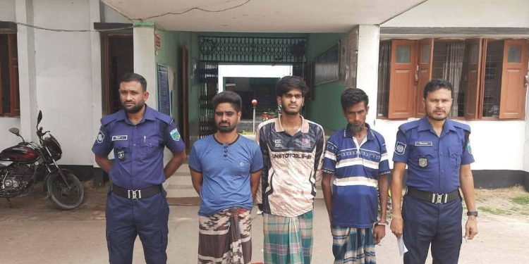 মহাদেবপুরে পুলিশের অভিযান: ১০ লিটার চোলাই মদসহ মাদক ব্যবসায়ী গ্রেপ্তার