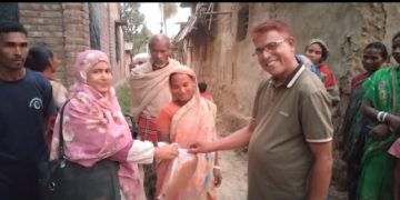 মহাদেবপুরে পবিত্র ঈদ উপলক্ষে গরিব ও অসহায়দের মাঝে ঈদ উপহার সামগ্রী বিতরণ