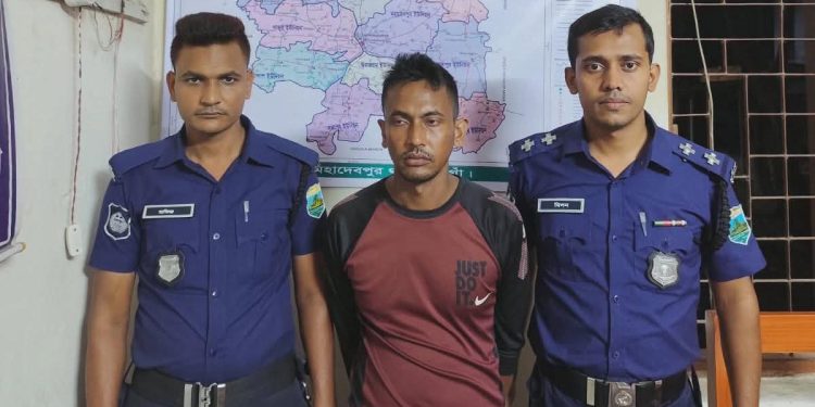 মহাদেবপুর থানা পুলিশের অভিযানে কুখ্যাত ডাকাত গ্রেপ্তার