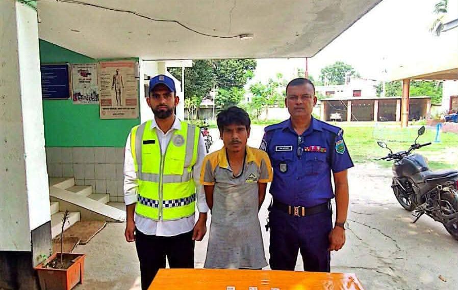 নওগাঁর মহাদেবপুরে থানা পুলিশের অভিযানে ৩০ পিস টাপেন্টাডল ট্যাবলেট সহ আটক ১