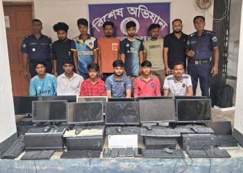 নওগাঁয় অনলাইন জুয়ার দুই আস্তানায় অভিযান: ১৫ জুয়ারী গ্রেফতার, লাখ টাকা ও বিপুল সরঞ্জাম জব্দ