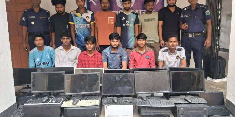 নওগাঁয় অনলাইন জুয়ার দুই আস্তানায় অভিযান: ১৫ জুয়ারী গ্রেফতার, লাখ টাকা ও বিপুল সরঞ্জাম জব্দ