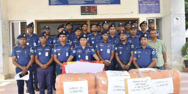 নওগাঁর নিয়ামতপুরে পুলিশের বিশেষ অভিযানে ৯০ কেজি গাঁজা সহ গ্রেফতার ২