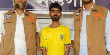 নওগাঁয় ডিসি-এসপি পরিচয়দানকারী শীর্ষ প্রতারক গ্রেফতার